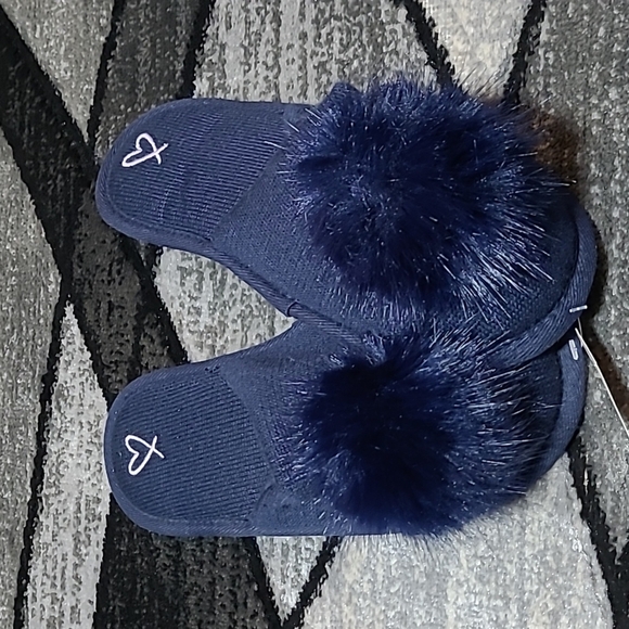 VICTORIA SECRET 2017 EMBROIDERED KNIT POM-POM SLIPPERS - Picture 8 of 10